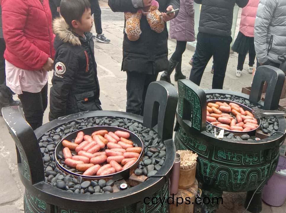 漢(han)伯尅(ke)石(shi)鍋烤腸貴陽(yang)廟會(hui)倍受歡(huan)迎(ying)